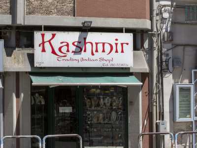 Ci guardiamo davanti: sul tratto di via Carulli che porta nel cuore del rione Madonnella campeggia l�insegna �Kashmir�: basta la scritta per capire che si tratta di un negozio indiano (di bigiotteria) aperto nel 2009